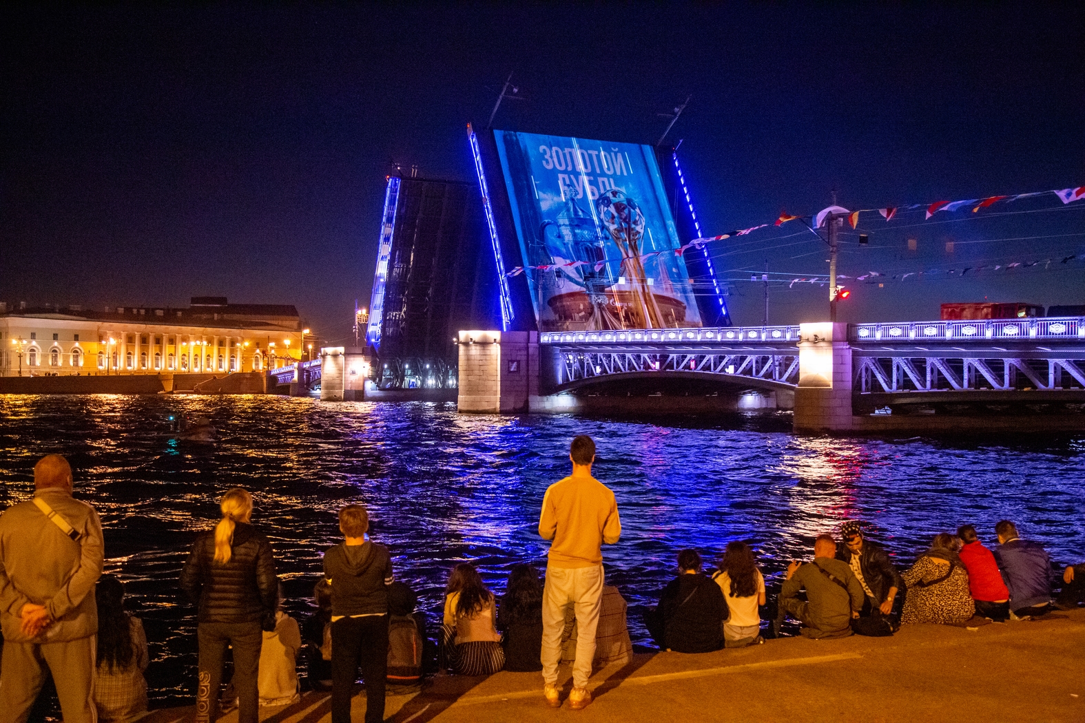 Развод дворцового моста в Санкт-Петербурге 2021